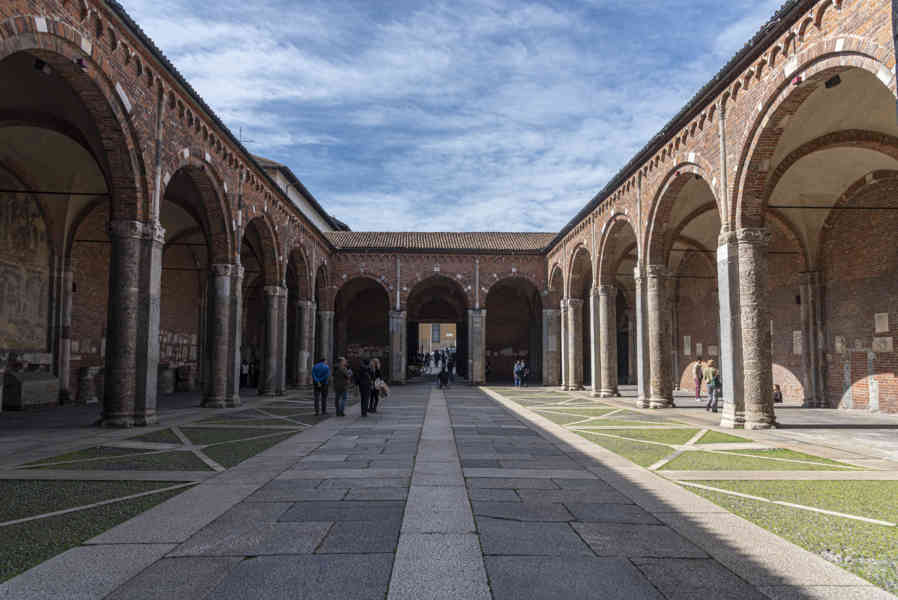 Italia - Milán 100 - basílica de San Ambrosio.jpg